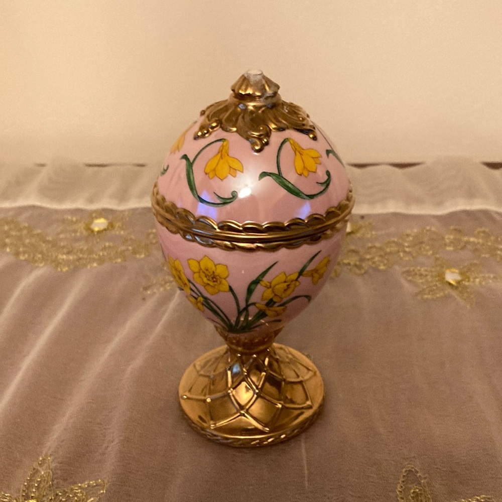 TFM Franklin Mint Faberge Porcelain Musical Egg Narcissus Crafted in Thailand